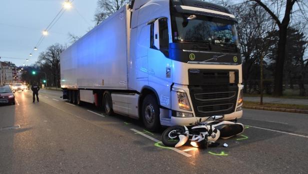 Mehrere Meter von Lkw mitgezogen: Motorradfahrer schwer verletzt