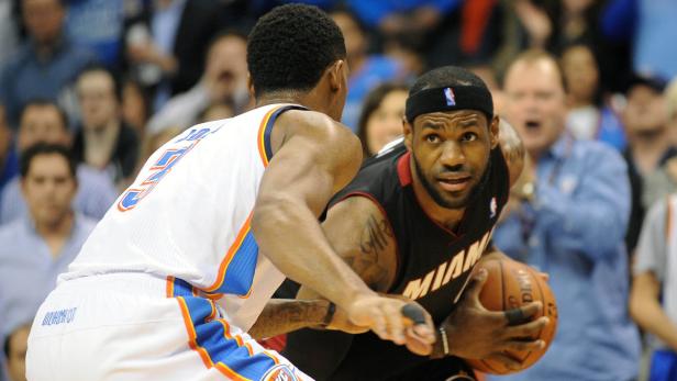 LeBron James in einem Miami Heat-Trikot während eines Basketballspiels.