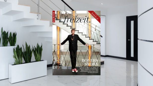 Das Cover der Zeitschrift „Freizeit“ zeigt ein Foto von T.C. Boyle vor einer Treppe.