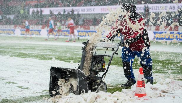 Schnee schaufeln in Kärnten: WAC musste Spielbeginn verschieben