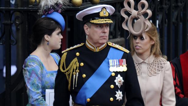 Prinz Andrew mit Prinzessin Eugenie und Prinzessin Beatrice bei einer Veranstaltung.