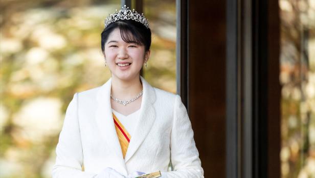Prinzessin Kako von Akishino mit Tiara, Halskette und Fächer.