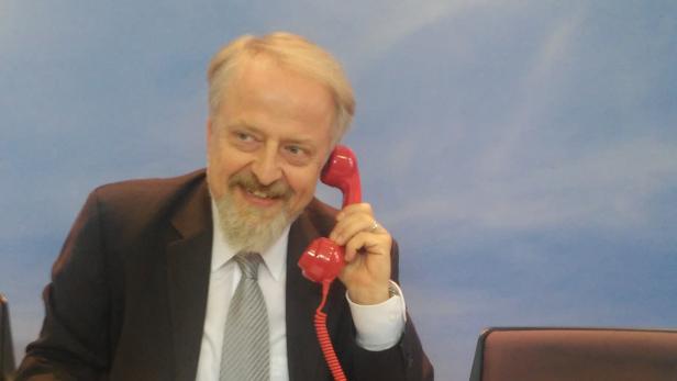 Hob probeweise ab: Gerhard Schmid mit dem &quot;Roten Telefon&quot; der SPÖ