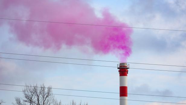 Pink gefärbter Rauch stieg aus Müllverbrennungsanlage auf
