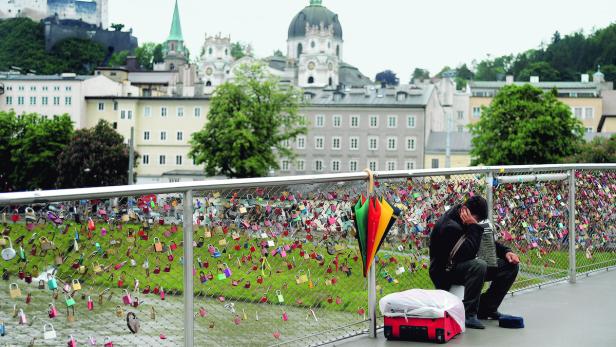 An zentralen Plätzen und zu bestimmten Uhrzeiten ist das Betteln in der Stadt Salzburg seit Anfang Juni verboten.