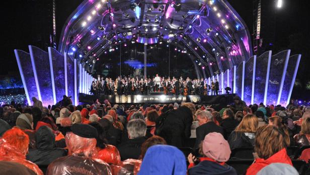 Live aus Schönbrunn:: &quot;Sommernachtskonzert&quot;, &quot; Sommernachtskonzert &quot; In der traumhaften Kulisse von Schönbrunn bieten die Wiener Philharmoniker an diesem Abend dem Publikum Musikgenuss auf allerhöchstem Niveau, und das bei freiem Eintritt. Erstmals dirigiert Lorin Maazel. Startenor Michael Schade gibt Arien von Wagner und Verdi zum Besten. SENDUNG: ORF2 - DO - 30.05.2013 - 21:05 UHR. - Veroeffentlichung fuer Pressezwecke honorarfrei ausschliesslich im Zusammenhang mit oben genannter Sendung oder Veranstaltung des ORF bei Urhebernennung. Foto: ORF/ALI SCHAFLER. Anderweitige Verwendung honorarpflichtig und nur nach schriftlicher Genehmigung der ORF-Fotoredaktion. Copyright: ORF, Wuerzburggasse 30, A-1136 Wien, Tel. +43-(0)1-87878-13606