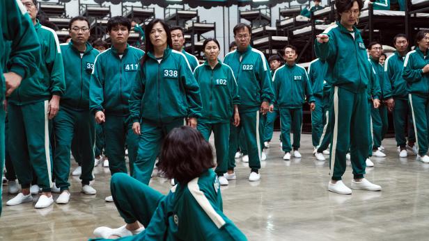 Alle Teilnehmer der Serie tragen die weißen Turnschuhe und den grünen Trainingsanzug.