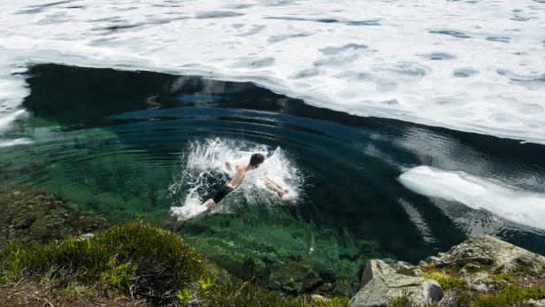 Eisbaden bei minus 10 Grad: Diese Videos gehen auf TikTok viral