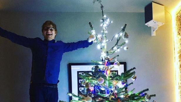 Ed Sheerans modischer Weihnachtslook zum Nachstylen und Dekorieren