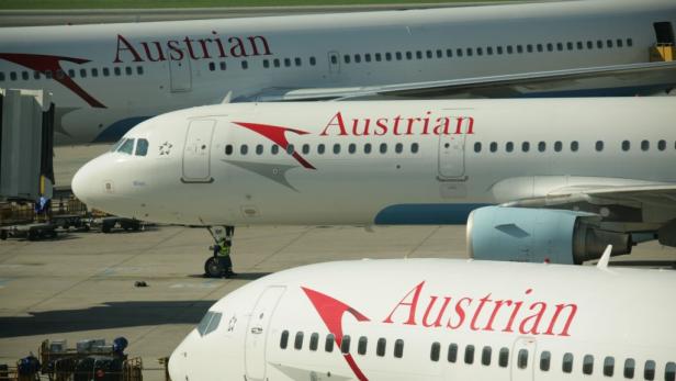 Mehrere Flugzeuge der Austrian Airlines auf einem Rollfeld.