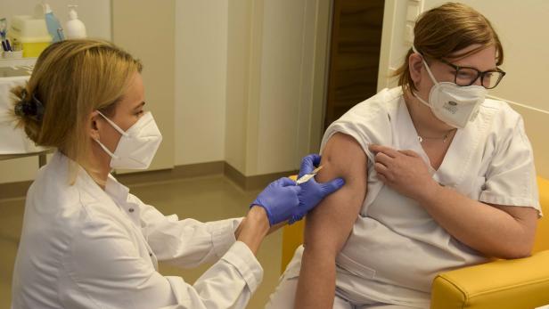 Corona-Impfung: Auch in Spitälern wird  die Impfpflicht zurückgenommen