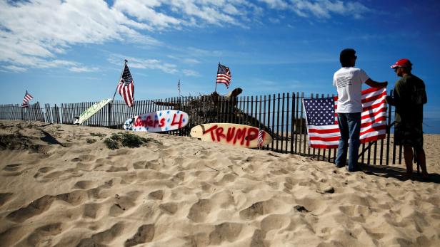 Surfbretter mit der Aufschrift &quot;Surfers 4 Trump&quot; am Bolsa Chica State Beach in Huntington Beach