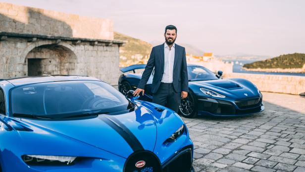 Mate Rimac zwischen einem Bugatti und einem Rimac Nevera (r.)