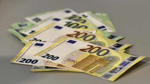PRÄSENTATION DER NEUEN "100-UND 200 EURO BANKNOTEN"