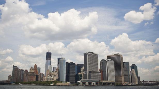 Die Skyline von New York City unter einem bewölkten Himmel.