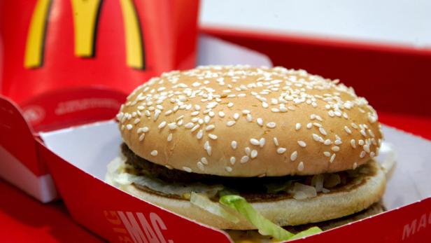 Ein Big Mac Burger in seiner roten Verpackung.