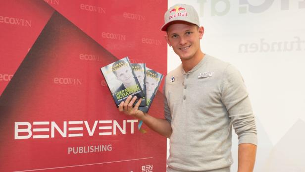 Thomas Morgenstern präsentiert sein Buch „Über meinen Schatten“.