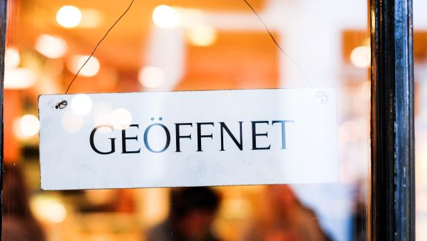 German sign in door saying Geoffnet, meaning 'open'