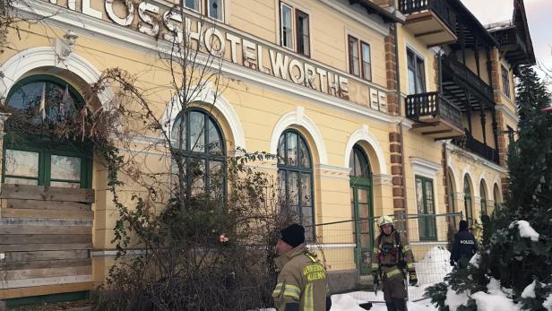 Baufälliges "Hotel Wörthersee" in Klagenfurter Ostbucht in Brand
