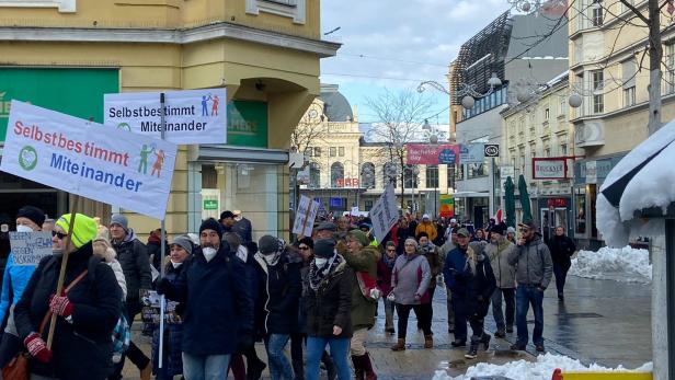 600 Menschen demonstrierten gegen Corona-Maßnahmen in St. Pölten