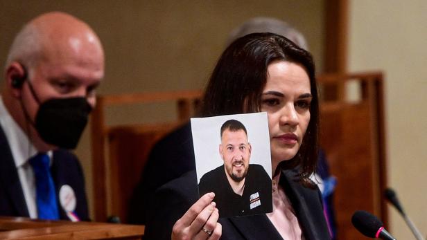 Oppositionsführerin Swetlana Tichanowskaja zeigt ein Foto ihres inhaftierten Ehemanns Sergej