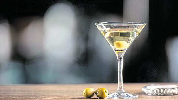 Ein Dry Martini Cocktail mit Gin, trockenem Wermut und einer Olive als Garnitur.
