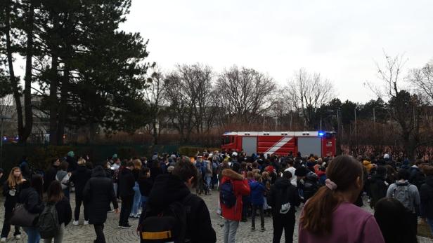 Großeinsatz in Wiener Schule: Entwarnung nach Kleinbrand auf Toilette