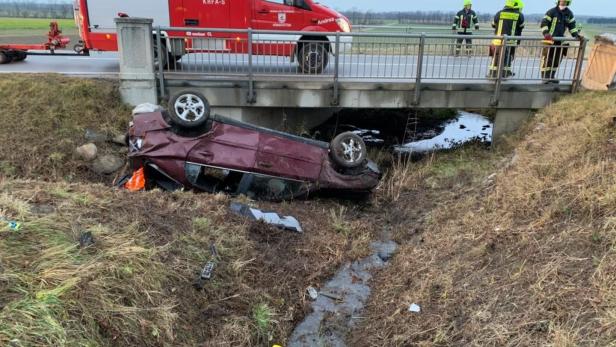 NÖ: Auto stürzte in Bach, vom Fahrzeuglenker keine Spur