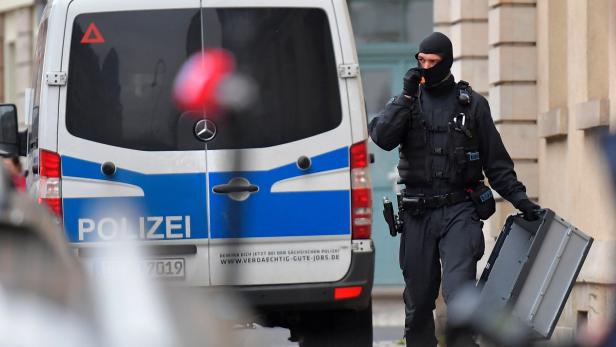 German police conduct raids in Saxony over 'anti-vaxxer murder plot'