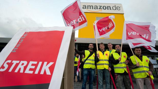 epa03699439 Employees of online retailer Amazon take part in a strike in Bad Hersfeld, Germany, 14 May 2013. Workers employed by the US internet retailer in Germany launched a strike as part of a campaign for better pay and benefits. EPA/UWE ZUCCHI
