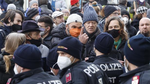 Polizisten bei Corona-Demo verletzt + Täglich 15.000 Neuinfektionen in der Schweiz