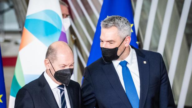 Gipfelneulinge in Brüssel: Der deutsche und der österreichische Kanzler, Olaf Scholz (SPD) und Karl Nehammer (ÖVP)