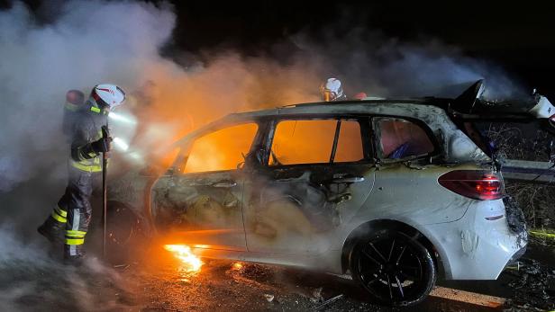BMW brannte auf A3 aus: Lenkerin blieb unverletzt