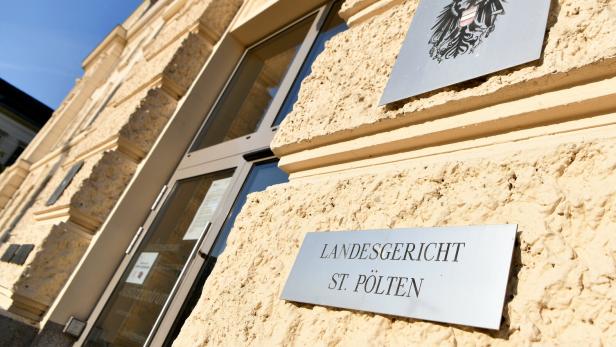 Das Landesgericht St. Pölten mit österreichischem Bundeswappen an einer Fassade ist zu sehen.