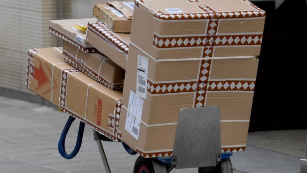 ++THEMENBILD++ PAKETZUSTELLER