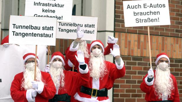 Widerstand der Weihnachtsmänner: Die Gruppe demonstrierte am Freitag im Auftrag der Automobilimporteure vor dem Verkehrsministerium gegen den Stopp von mehreren Straßenprojekten.