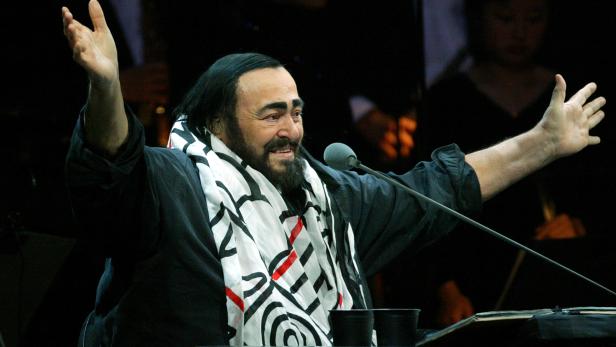 FILE PHOTO: Italian opera star Luciano Pavarotti gestures during part of his round-the-world farewell tour concerts in Shanghai