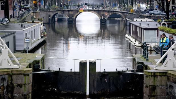 Amsterdam lock closed to allow a canal to build ice layer