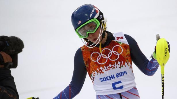 Eine Skirennläuferin mit Helm und Skibrille bei den Olympischen Winterspielen in Sotschi 2014.
