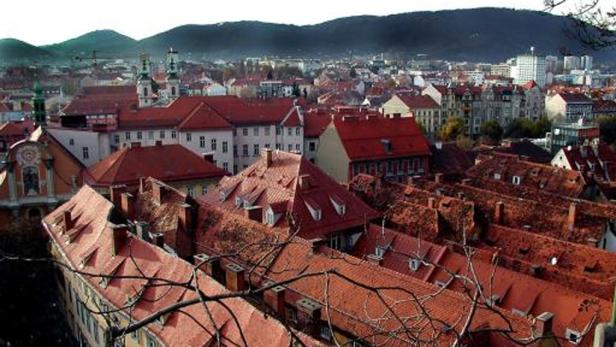 Graz: Kraftwerke auf roten Ziegeldächern