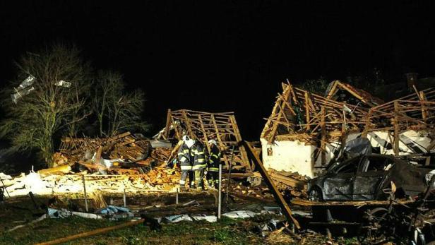 Die Detonation tötete Vater und Sohn, zerstörte das Gebäude und beschädigte auch Häuser in der Nachbarschaft: Auch am Dienstag war die Explosionsgefahr noch nicht gebannt.