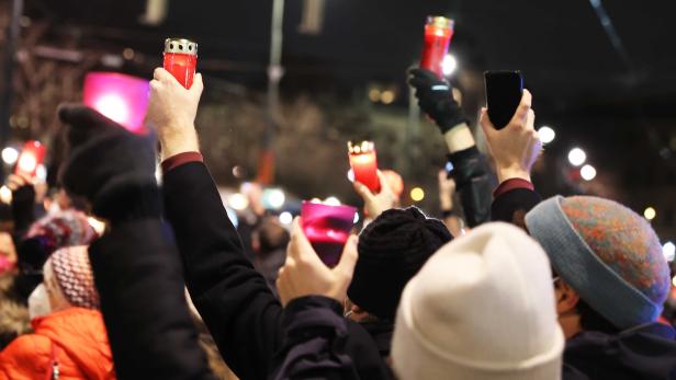 30.000 Menschen bei Lichtermeer-Feier für Corona-Tote