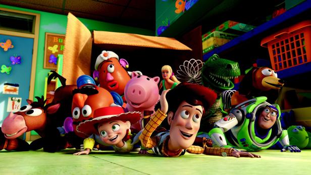 Die Spielzeuge aus „Toy Story“ liegen auf dem Boden, darunter Woody, Buzz Lightyear und Jessie.