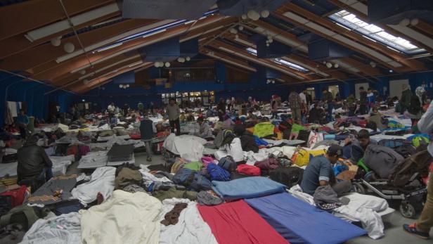 Bis zu 1000 Menschen werden in der Schwarzl-Halle kurzfristig versorgt, dann soll die Halle wieder für die Bevölkerung geöffnet werden.