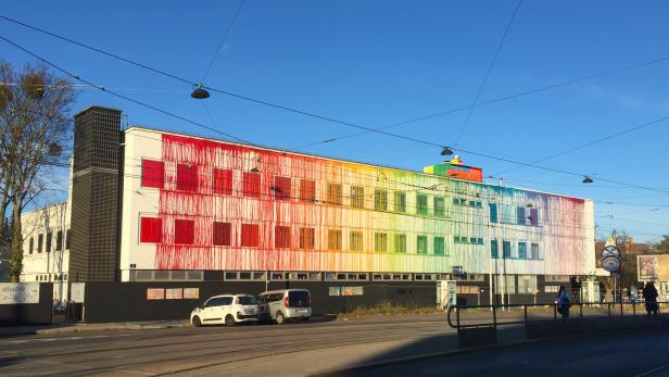 Ein Regenbogen fließt über die Volkshochschule in Hietzing