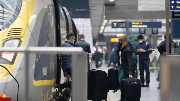 Omikron lähmt bereits Zugverkehr in Großbritannien