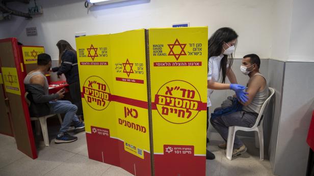 Israel bittet zur vierten Impfung und fürchtet fünften Lockdown