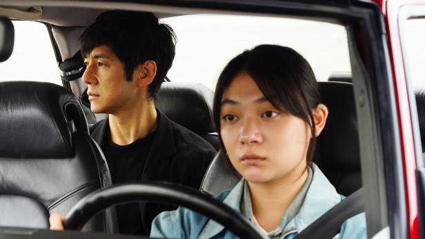 Ein Theaterregisseur darf sein Auto nicht lenken und braucht eine Chauffeurin: „Drive My Car“