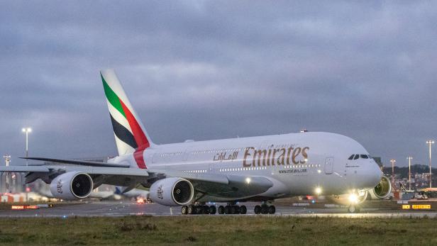 Ein Airbus A380-800 der Fluggesellschaft Emirates auf einem Rollfeld.