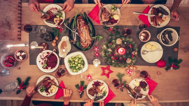 Weihnachtstisch mit verschiedenen Köstlichkeiten